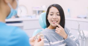 Implantes dentários para jovens